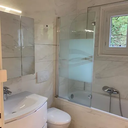 In The Near The Airport, Share Bathroom And Share Kitchen 招待所 *
